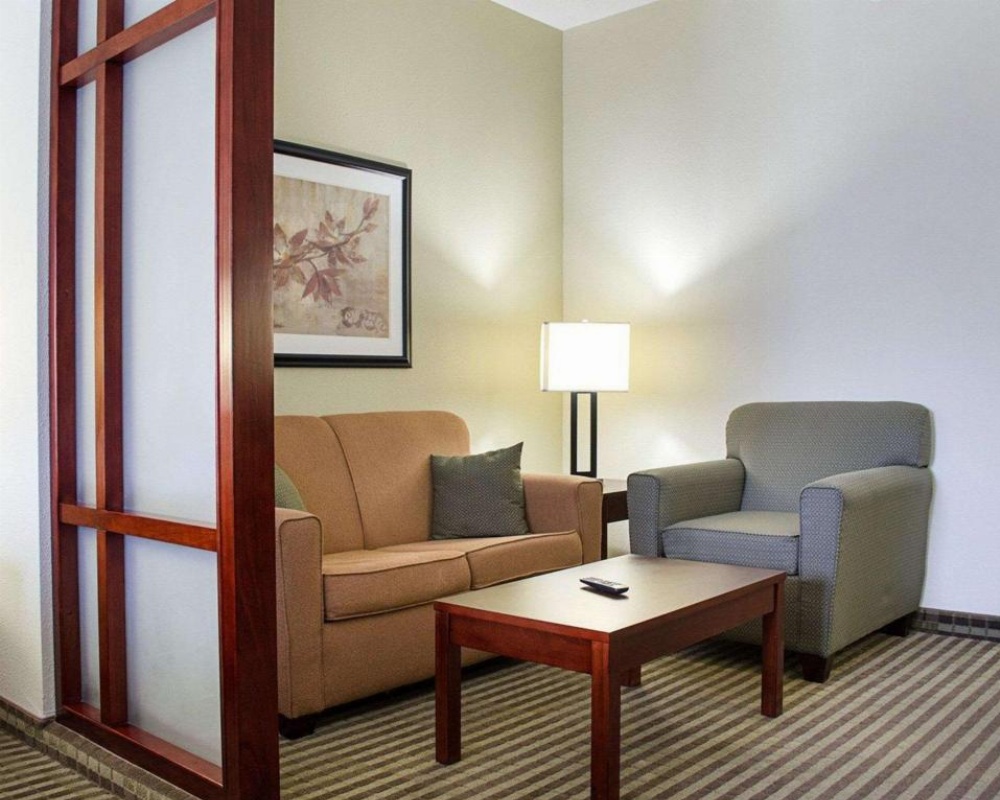 Comfort Suites Greenwood Image 14
