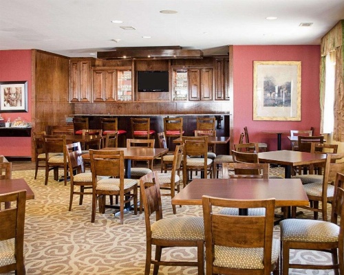 Comfort Suites Greenwood image 24